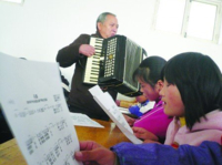 山东62岁老人义务教山区孩子音乐课